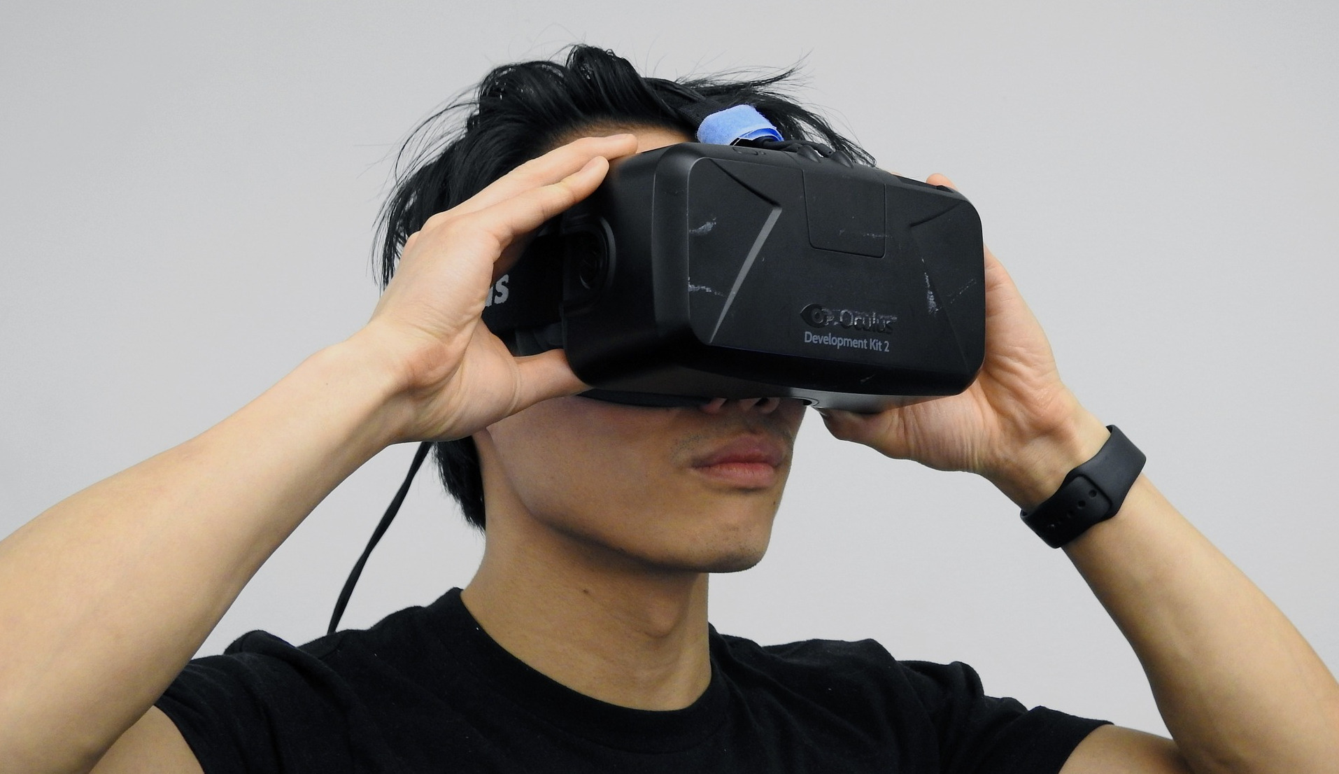Vr последняя версия. Varjo VR-3. Очки дополненной реальности. Очки виртуальной реальности Apple. Снял очки виртуальной реальности.