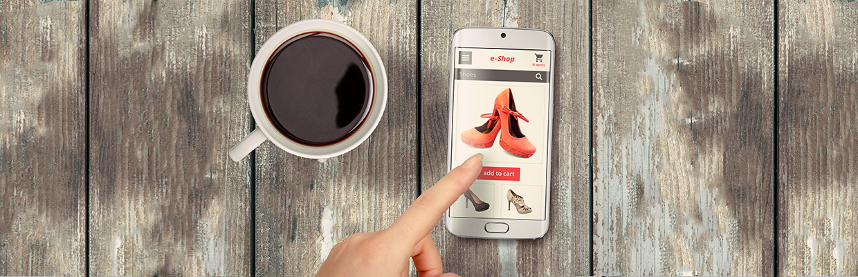 Kundenerlebnis und 3D-Konfiguratoren im E-Commerce eine Frau konfiguriert ihr Produkt auf dem Smartphone.